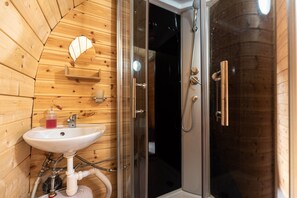 Shower, hair dryer, towels - Bungalow 'Limone' with Sea View, Wi-Fi and Air Conditioning (Tusa)