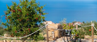 Bungalow 'Limone' with Sea View, Wi-Fi and Air Conditioning