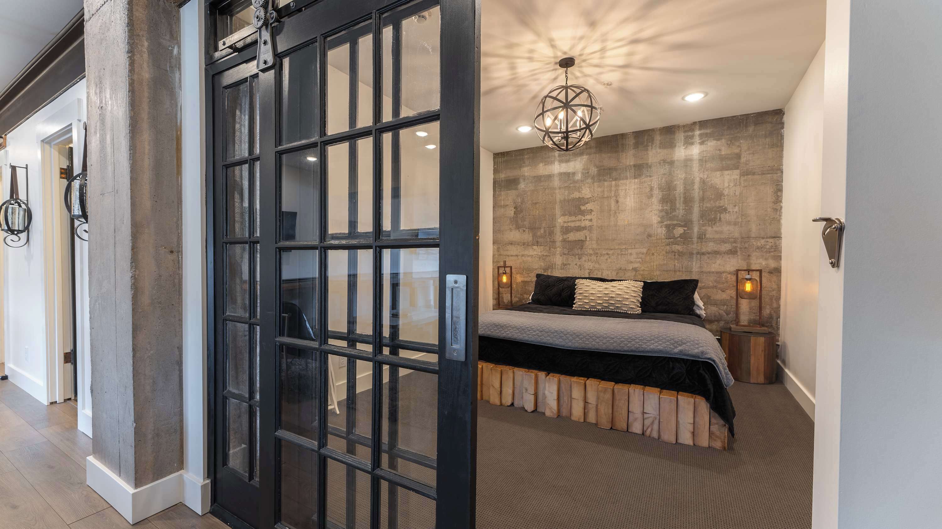 Een bureau, wifi, beddengoed