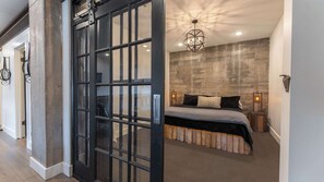 Desk, WiFi, bed sheets - Ozark 3 Bed/Bath Luxury Loft at the 1932 Reserve! (Osage Beach)