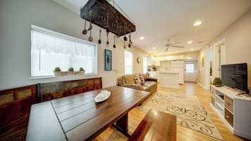 TV, fireplace, stereo