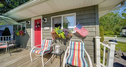 GOTL Strip Cottage, Walk to the Beach