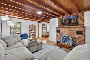 Smart TV - Cabin w River Access, Fire Pit, Grill, WiFi & More (Harpers Ferry)