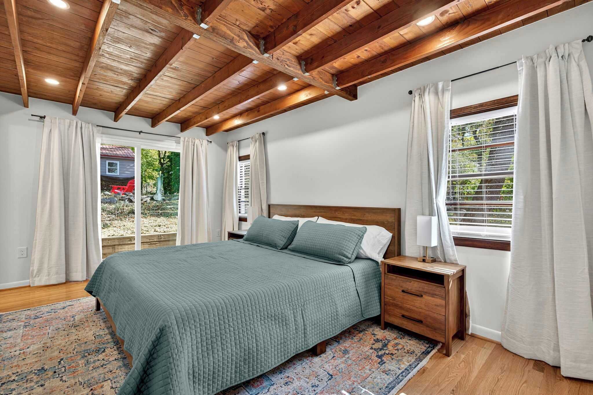 Tabla de planchar con plancha, wifi gratis y ropa de cama 