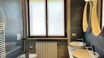 Bidet, serviettes fournies, papier toilette