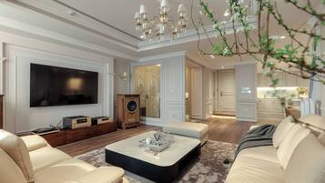 Free minibar, individually decorated, individually furnished, desk