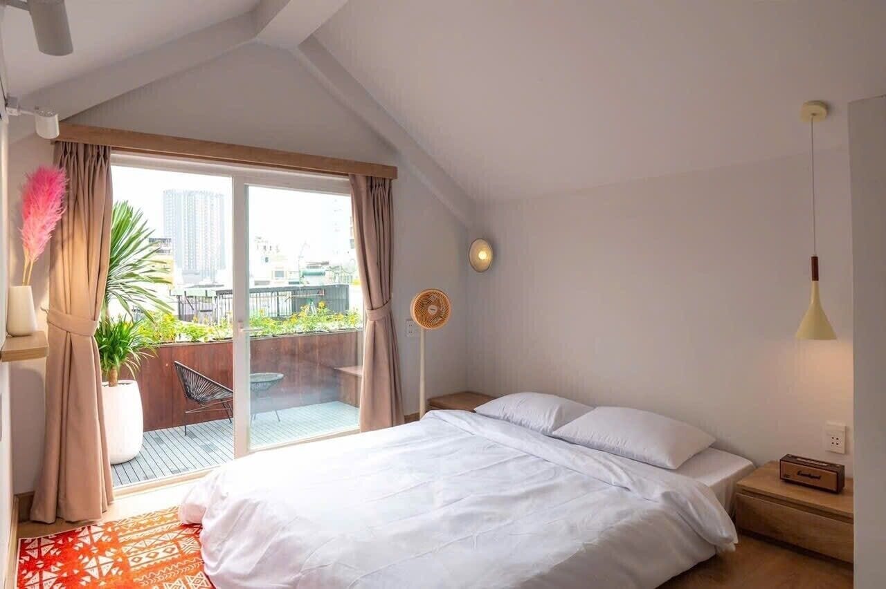 Economy Double Room | Free minibar, individually decorated, individually furnished, desk