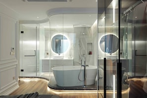 独立的浴缸和淋浴、旋水按摩花洒、名牌洗护用品、吹风机