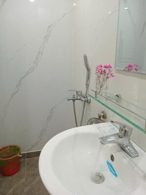 Basic Double Room | Iron/ironing board, free WiFi - Luna travel House (Hoan Kiem)