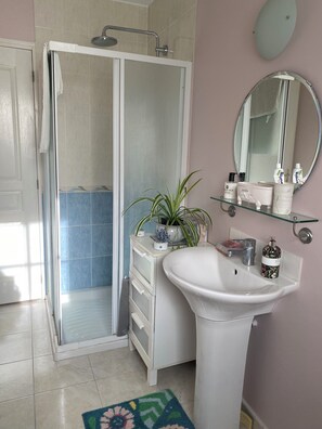 Een douche, een haardroger, handdoeken, zeep