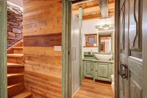 Ducha, secador de pelo y toallas