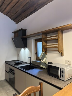 Kühlschrank, Mikrowelle, Ofen, Herdplatte