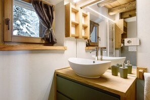 Shower, hair dryer, towels - 'Lo Pailler' Apartment with Mountain View, Shared Garden and Wi-Fi (Bruil)