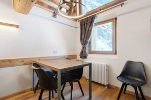 Dining - 'Lo Pailler' Apartment with Mountain View, Shared Garden and Wi-Fi (Bruil)