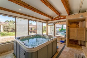 Interior - Holiday Home 'Gîte Garrigue - Villa Cassandra' with Shared Pool, Wi-Fi & Air Conditioning (Tavel)