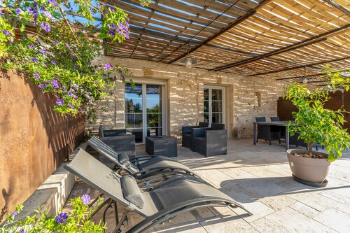 Holiday Home "Gîte Garrigue - Villa Cassandra" with Shared Pool, Wi-Fi & Air Conditioning