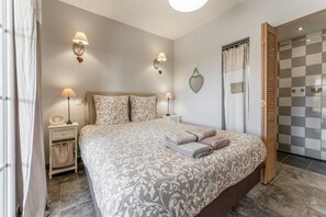 2 bedrooms, iron/ironing board, WiFi, bed sheets - Holiday Home 'Gîte Garrigue - Villa Cassandra' with Shared Pool, Wi-Fi & Air Conditioning (Tavel)
