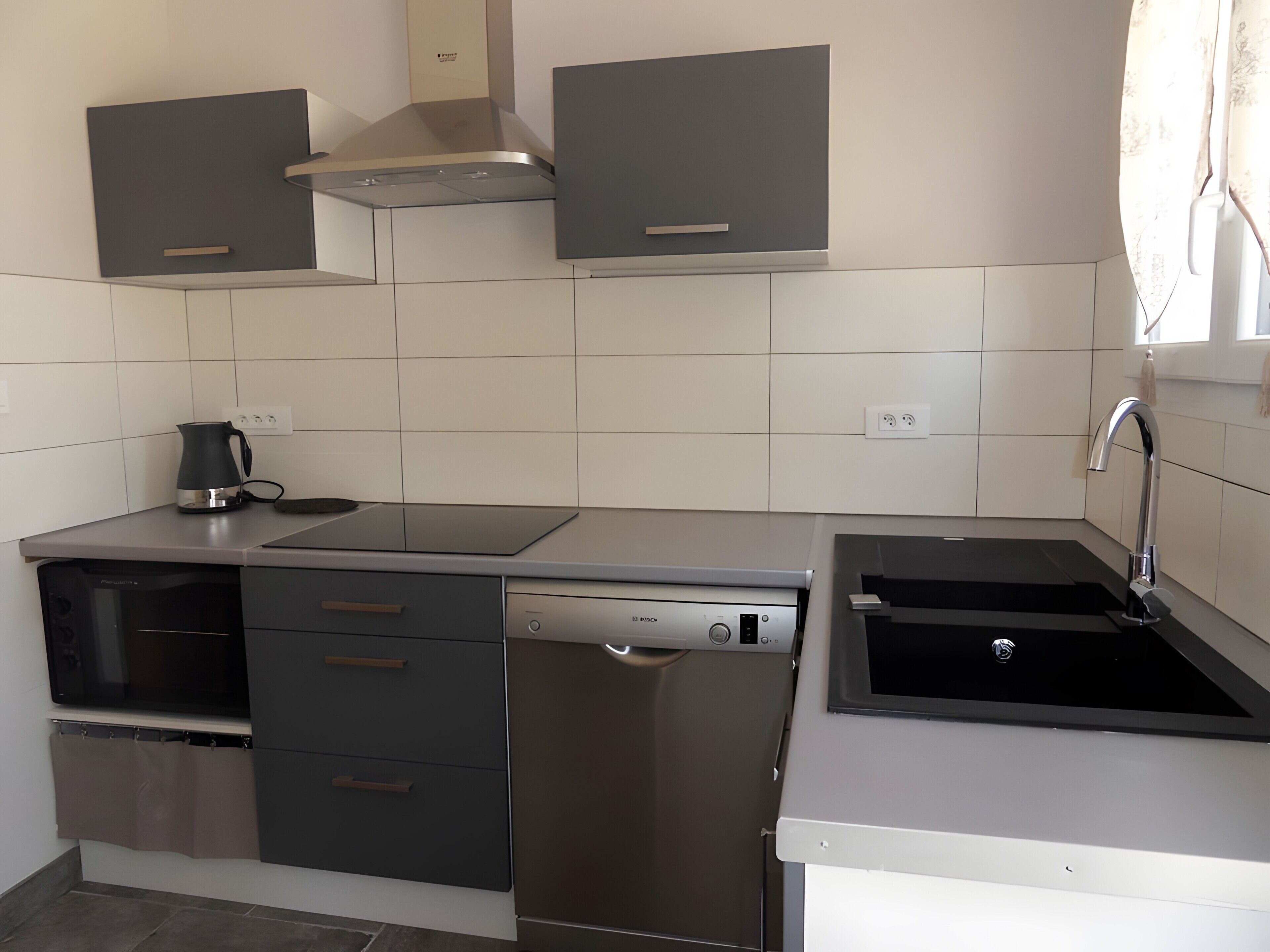 Kühlschrank, Mikrowelle, Ofen, Herdplatte