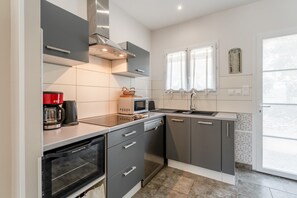 Fridge, microwave, oven, stovetop - Holiday Home "Gîte Garrigue - Villa Cassandra" with Shared Pool, Wi-Fi & Air Conditioning (Tavel)