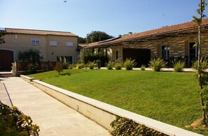 Exterior - Holiday Home 'Gîte Garrigue - Villa Cassandra' with Shared Pool, Wi-Fi & Air Conditioning (Tavel)