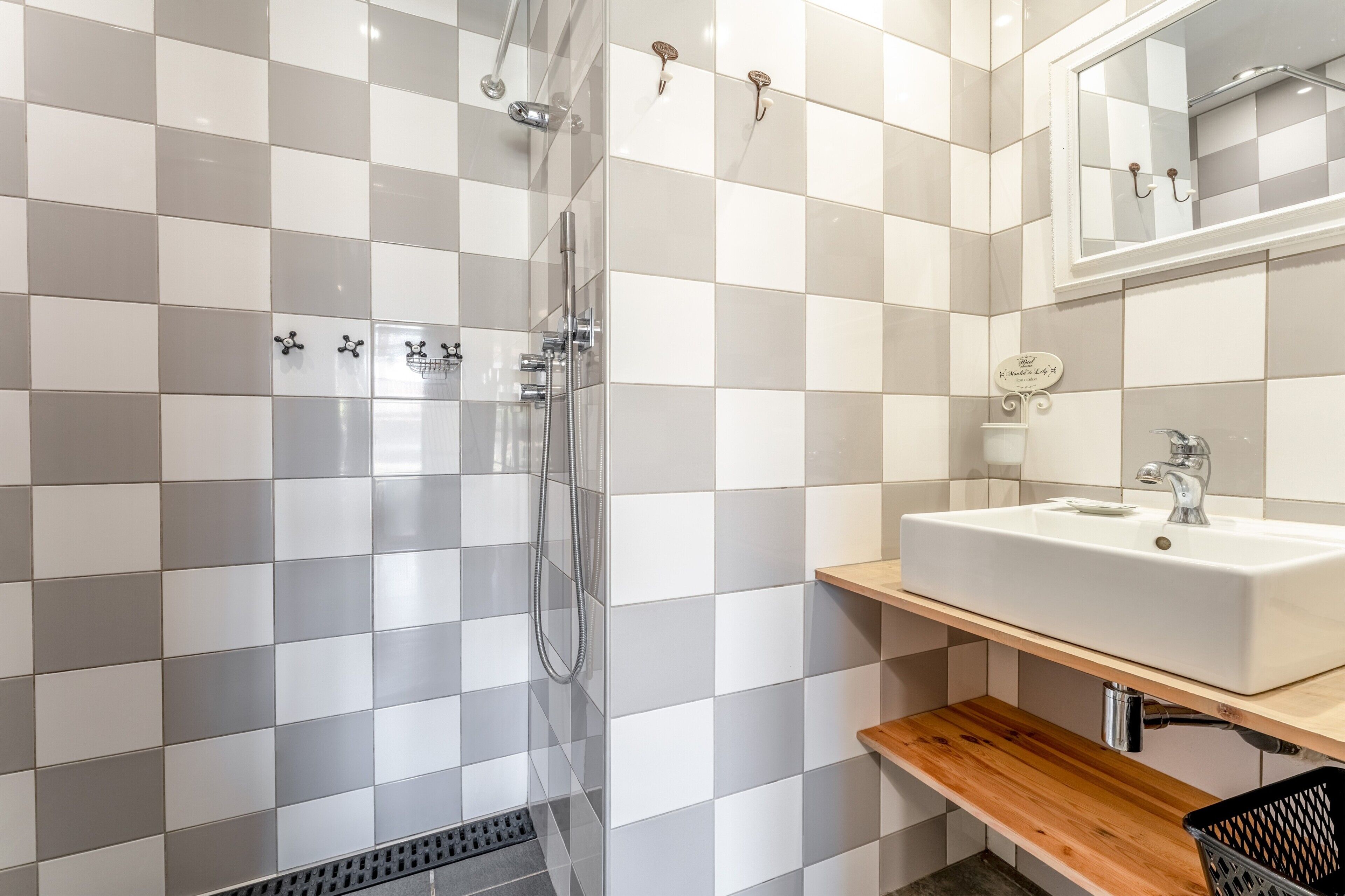 Een douche, handdoeken
