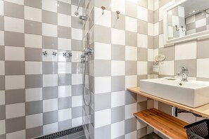 Shower, towels - Holiday Home "Gîte Garrigue - Villa Cassandra" with Shared Pool, Wi-Fi & Air Conditioning (Tavel)