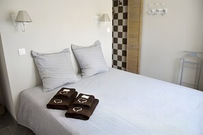 2 bedrooms, iron/ironing board, WiFi, bed sheets - Holiday Home 'Gîte Garrigue - Villa Cassandra' with Shared Pool, Wi-Fi & Air Conditioning (Tavel)