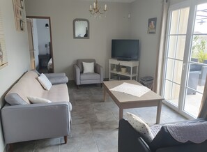 TV, table tennis - Holiday Home 'Gîte Genêt - Villa Cassandra' with Shared Pool, Wi-Fi & Air Conditioning (Tavel)