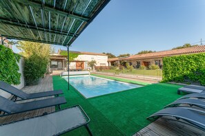 Pool - Holiday Home 'Gîte Genêt - Villa Cassandra' with Shared Pool, Wi-Fi & Air Conditioning (Tavel)