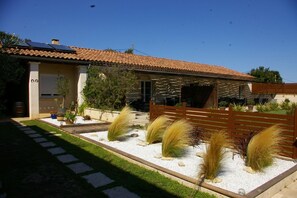 Property grounds - Holiday Home 'Gîte Genêt - Villa Cassandra' with Shared Pool, Wi-Fi & Air Conditioning (Tavel)