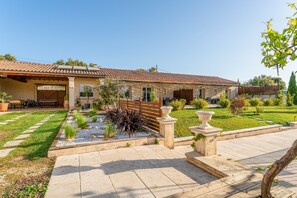 Exterior - Holiday Home 'Gîte Genêt - Villa Cassandra' with Shared Pool, Wi-Fi & Air Conditioning (Tavel)