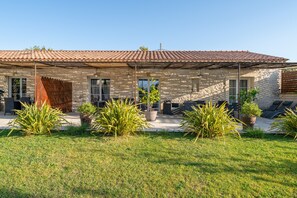 Terrace/patio - Holiday Home “Gîte Genêt - Villa Cassandra” with Shared Pool, Wi-Fi and Air Conditioning (Tavel)