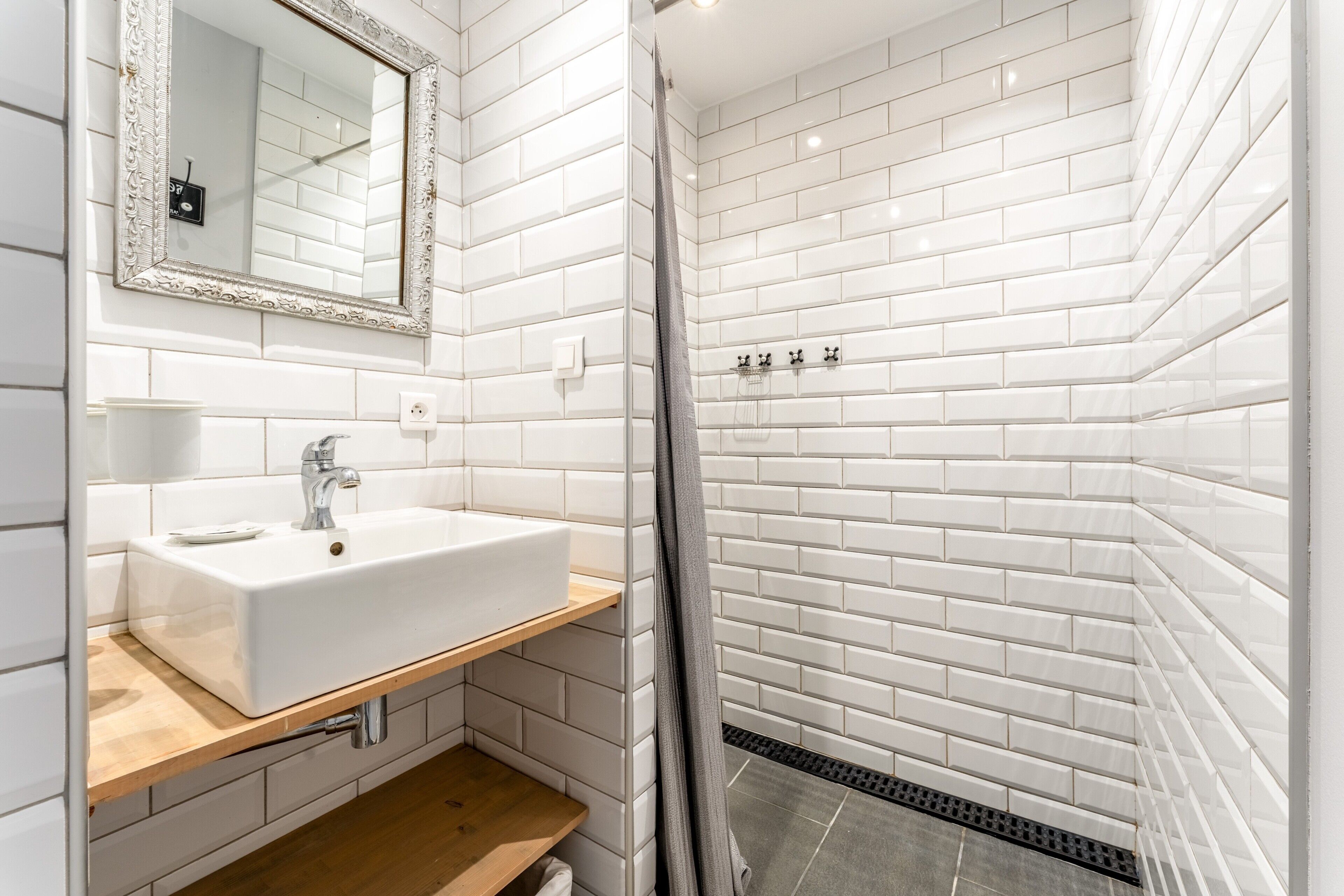 Douche, serviettes fournies