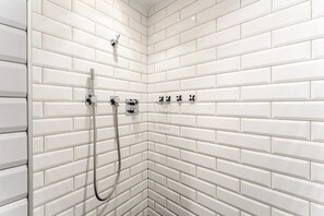 Shower, towels - Holiday Home “Gîte Genêt - Villa Cassandra” with Shared Pool, Wi-Fi and Air Conditioning (Tavel)