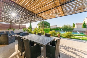 Outdoor dining - Holiday Home 'Gîte Genêt - Villa Cassandra' with Shared Pool, Wi-Fi & Air Conditioning (Tavel)