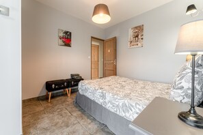 Iron/ironing board, WiFi, bed sheets - Holiday Home 'Gîte Genêt - Villa Cassandra' with Shared Pool, Wi-Fi & Air Conditioning (Tavel)