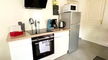 Een koelkast, een microgolfoven, een oven, een vaatwasser