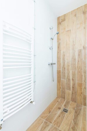 Shower, hair dryer - Bright apartment close to the city center (Nîmes)