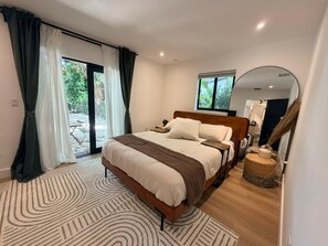 Desk, free WiFi, bed sheets - 4BR Home • 14 Guests • Miami • Near Design District & Wynwood • Yard & Fire Pit (Miami)