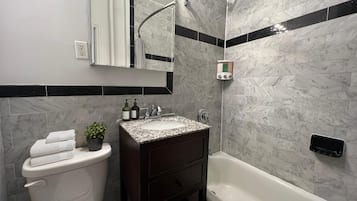 Asciugacapelli, asciugamani, sapone, carta igienica