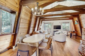 Télévision, cheminée, livres