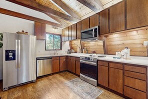 ثلاجة، ميكروويف، فرن، موقد طهي مسطح