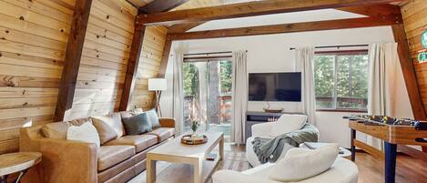 Televisie, een open haard en boeken