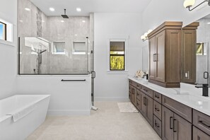 Douche, sèche-cheveux, serviettes fournies, savon