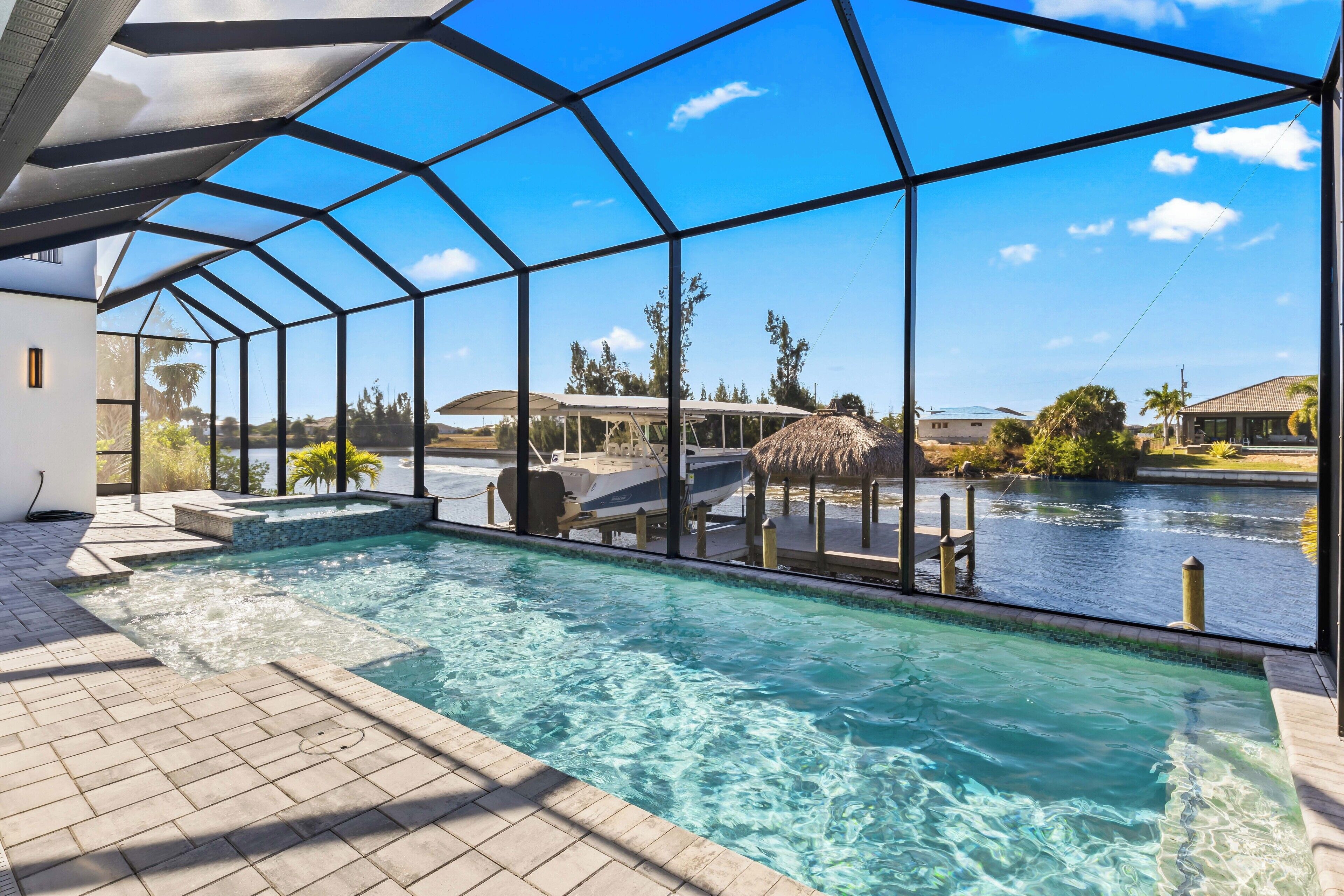 Utendørsbasseng og et oppvarmet basseng