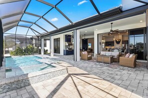Outdoor dining - Captain's Quarters (Cape Coral)