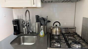 冷蔵庫、電子レンジ、オーブン、コンロ