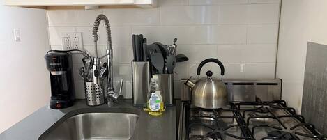 Frigorifero, microonde, forno, piano cottura