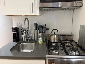 Réfrigérateur, micro-ondes, four, plaque de cuisson