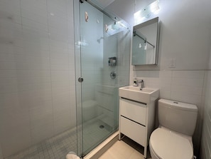 Douche, sèche-cheveux, serviettes fournies, savon